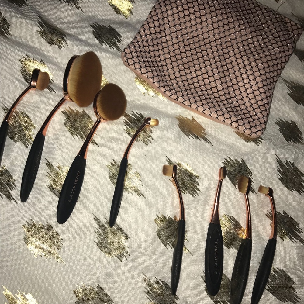SOLD Make Up Brush Set Of 8 + Bonus Bag